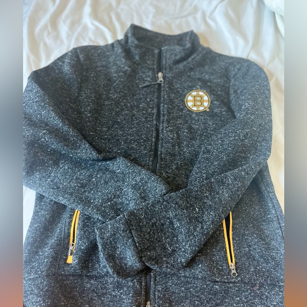 Bruins cozy zip up, perfect for games at the garden! Size L